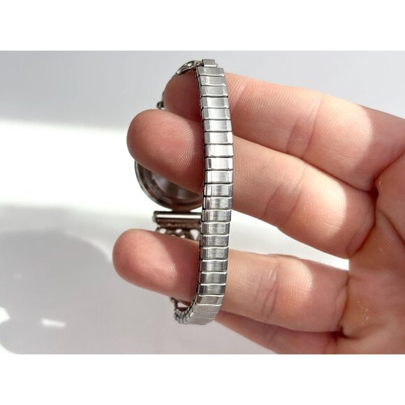 Jaclyn Smith Dual Toned Stretch Ladies Vintage Wristwatch - 28mm - WORKS! - Picture 5 of 8